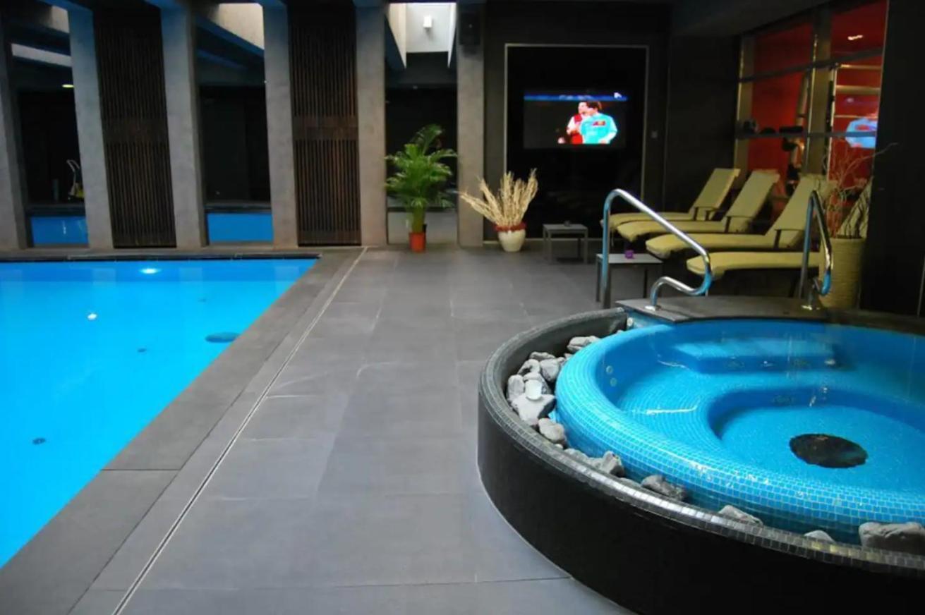 Apartment Center Wellness - Pool-gym-parking